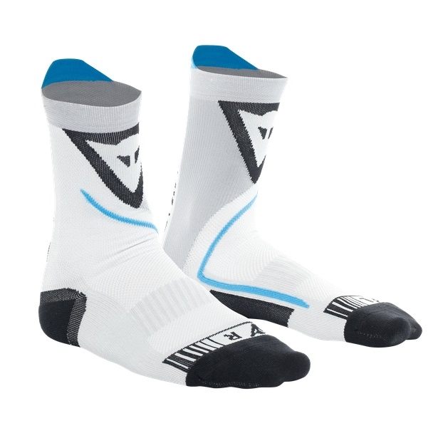 Medium sokker laget av pustende og hydrofobt materiale, ideelle for milde og høye temperaturer.