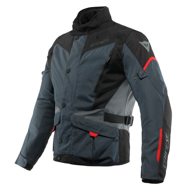 Touring-jakke for menn med D-Dry® vanntett membran og avtagbart termisk fôr, for optimal bruk hele året. Med Pro-Armor Lev. 2, Type B-beskyttere på albuene og skuldrene, den gir en kort, atletisk passform.