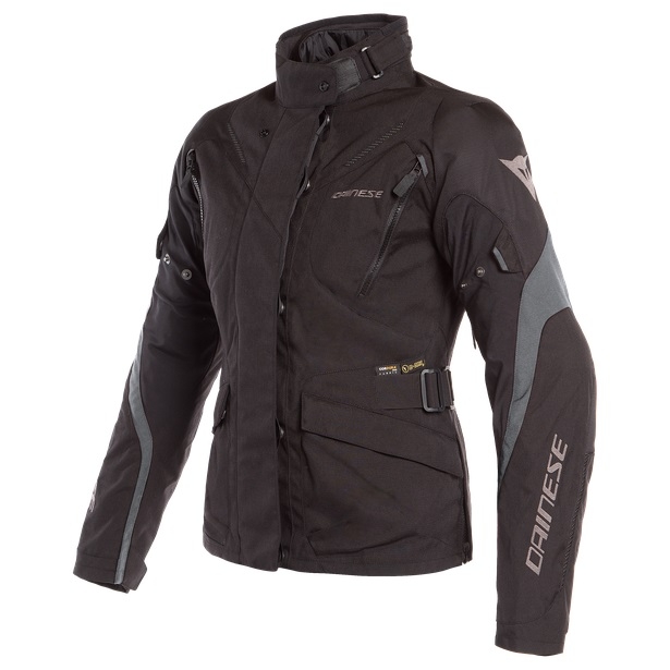 Farge: Black/Black/Ebony. 
2-lags vanntett jakke, ideell for å leve enhver reiseopplevelse under varierte værforhold.
